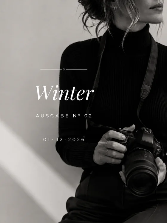 Eine Fotografin mit Kamera, daneben der Schriftzug Winter, Ausgabe N° 02, 01. 12. 2026
